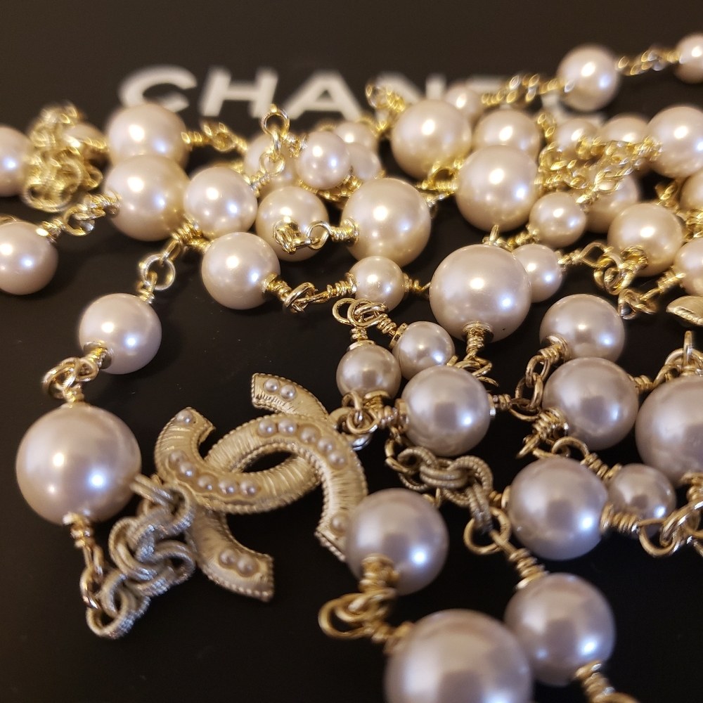 New CHANEL pearl and gold costume necklace high end